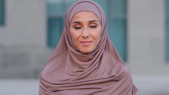 Closeup Arabian Human Lady Smiling Toothy Dental