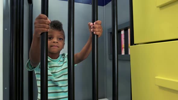 Kid Prisoner Try To Escape From Jail