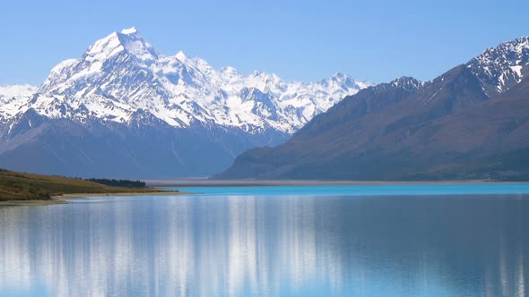 Mt Cook with beautiful water reflection on lake Pukaki, New Zealand