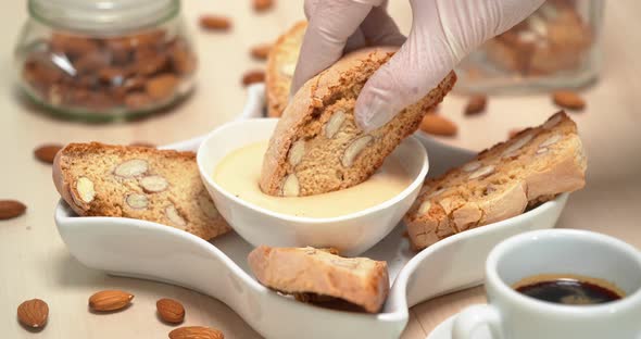 4K - Almond Cookies with Dessert Cream