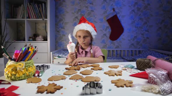 Girl decorates gingerbread pastry