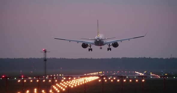 4K - Airplane landing on runway