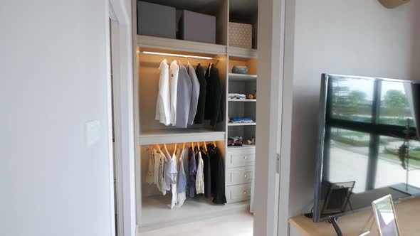 Minimal and Stylish Bedroom's Walk-in Closet Idea