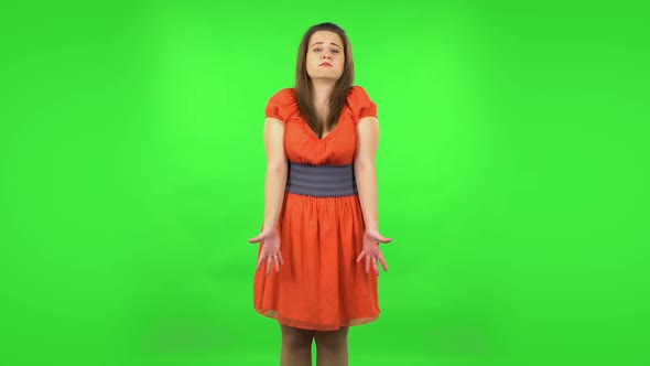 Upset Girl Shrugging and Shaking Her Head Negatively . Green Screen