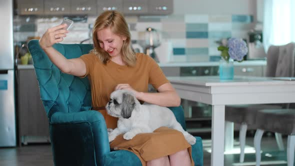 Woman Take Selfie with Cat and Dog Rbbro