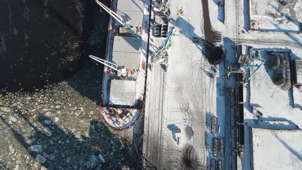 Port terminal and cargo ship