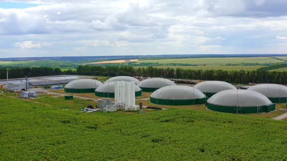 Biogas plant with storage on field