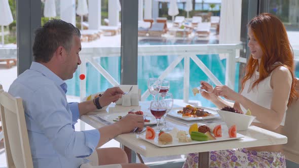 Romantic young couple eating. alt