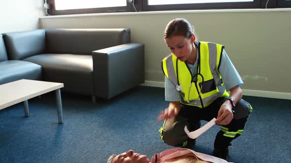 Aid woman speaking a with a patient