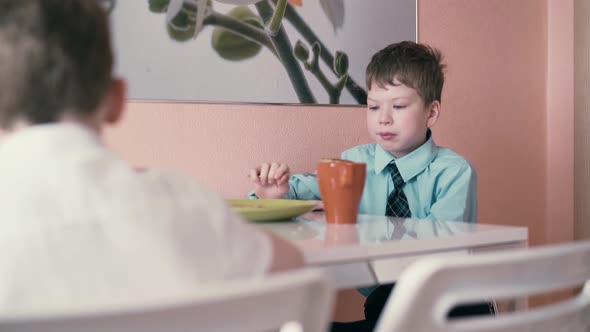 Tracking Children Have Breakfast Before They Go to School