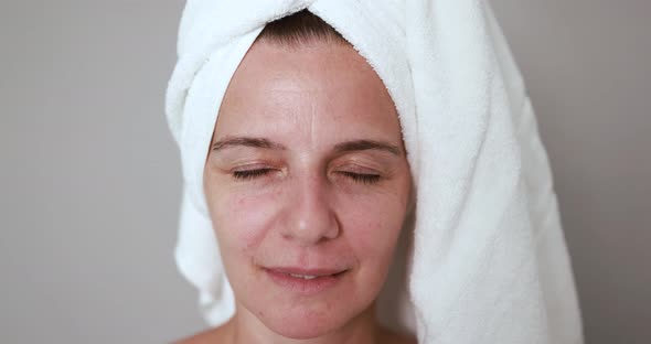 Caucasian woman looking on camera - Beauty day and skin care therapy concept