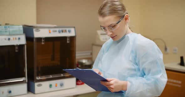 Scientist at Lab Working on Virus Diesease alt