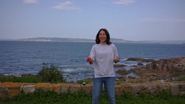 The Girl is Zhangling Against the Background of the Ocean