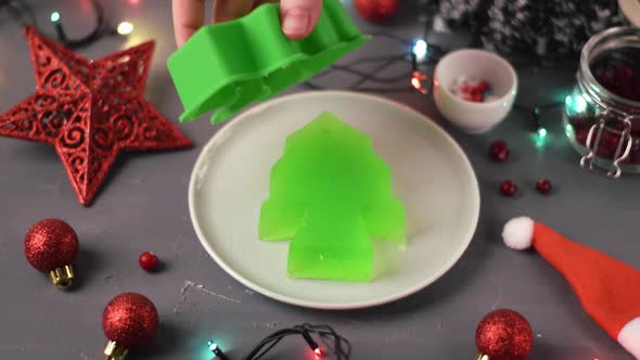 Getting Christmas tree jelly out of silicone mold