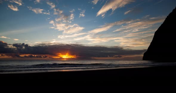 Waimanu Valley - Ocean and Beach Sunrise - Hawaii - Time Lapse 