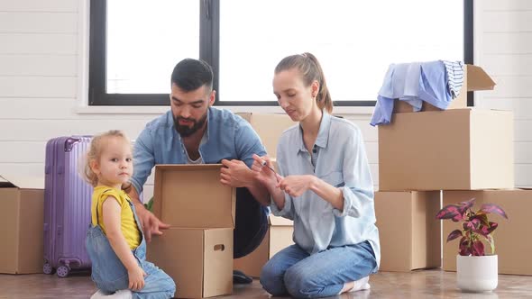 Kid Wear Denim Overalls Brought Little Moving Box Father