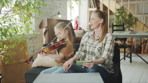 Mom Rejoices at the Success of Her Daughter Who Plays the Violin