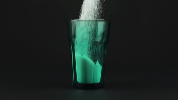 Pour Sugar Green Collins Glass Thick Bottom Black Background Slow Motion