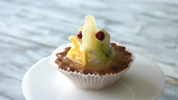 Cookie with Cream and Fruits