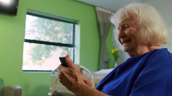 Senior patient using mobile phone 4k