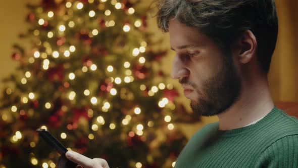 Man sends Christmas greetings with smartphone