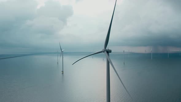 Windturbine in Nederland op een stormachtige dag