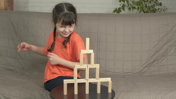 Child crash wooden blocks. 