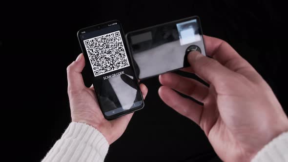 Using Portable Cold Crypto Wallet to Scan QR Code on Smartphone for Transaction