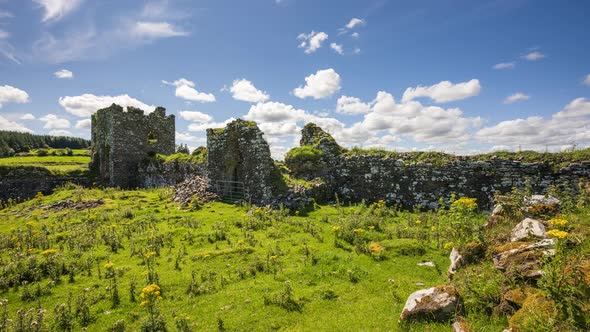 Time lapse of abandoned castle ruins in rural grass landscape of Ireland on a sunny summer day. alt