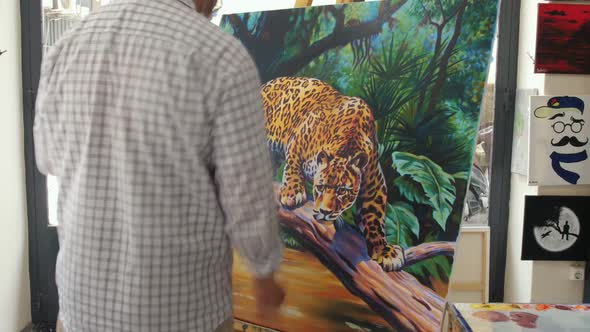 Artist timelapse painting jaguar in art gallery