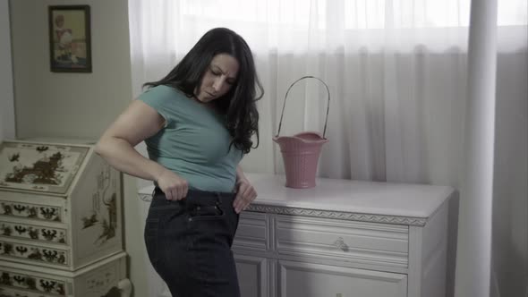 Woman astonished at how loose her pants fit.