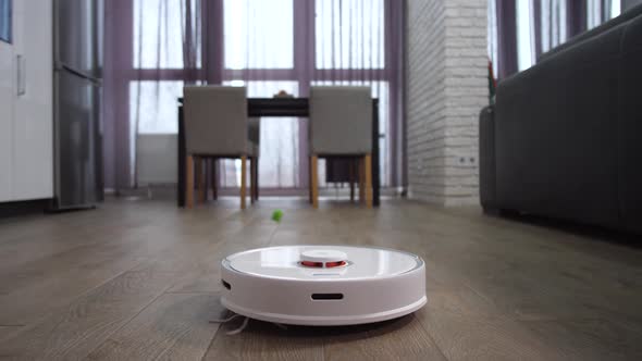 Automatic Robot Cleaning Floor in Apartment