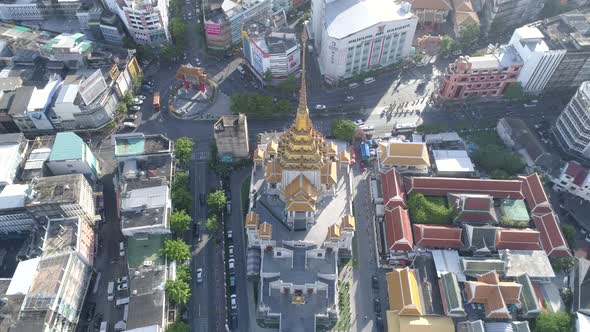 Revealing drone shot of Wat Traimit and the river in the background, Bangkok, Thailand
