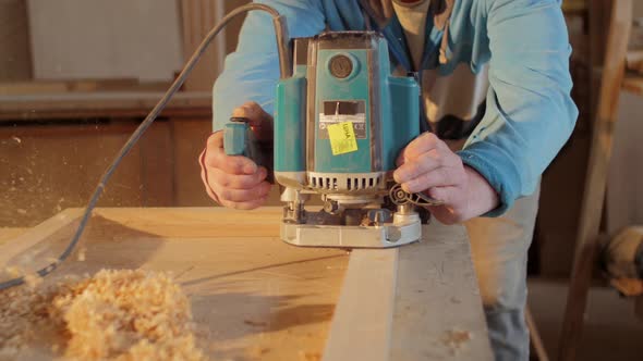 Sanding wood with the machine