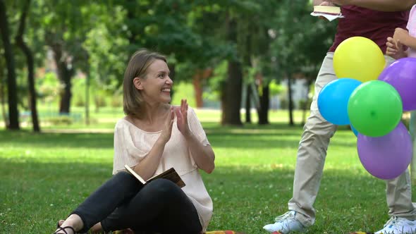 Father and Son Congratulate Mom on Birthday, Pleasant Surprise From Parents