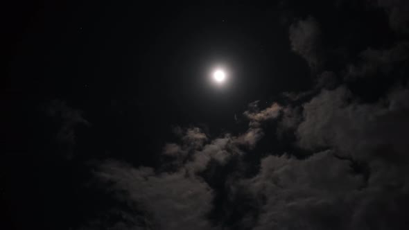 Timelapse Full Moon at Night with Clouds in Real Time