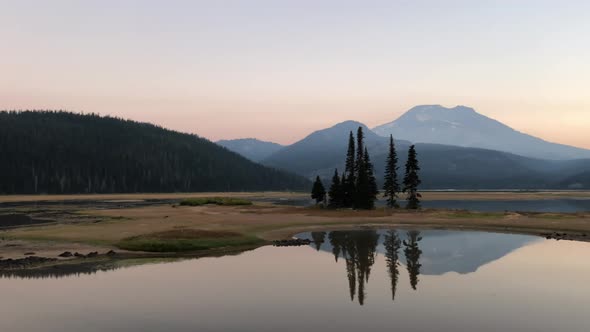 Early morning panning view of Sparks Lake, Oregon