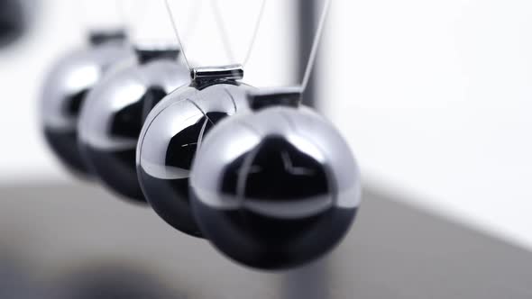 Slow Motion Newtons Cradle alt