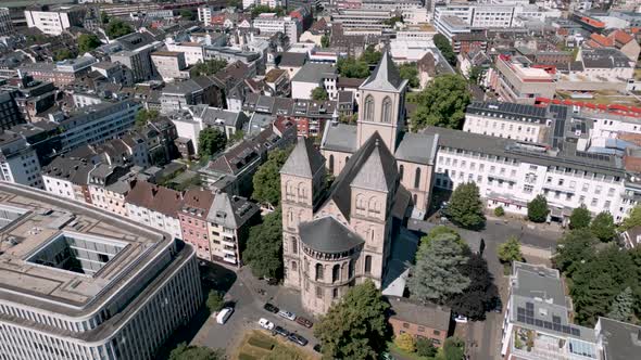 Köln, Deutschland - Panorama Drohne Rundflug mit Blick auf Köln Nordstadt mit der Basilica St. Cunib