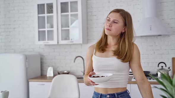 Young woman eating at home. 