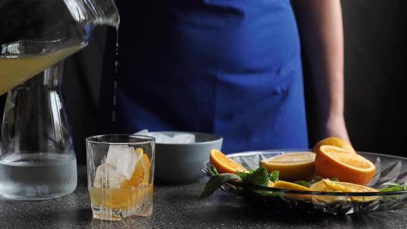 Cooking lemon lemonade in a glass