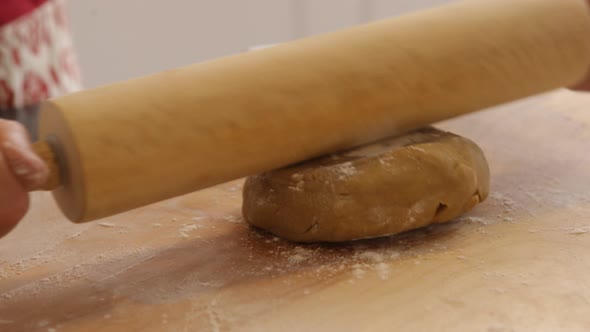 Using rolling pin to roll cookie dough alt