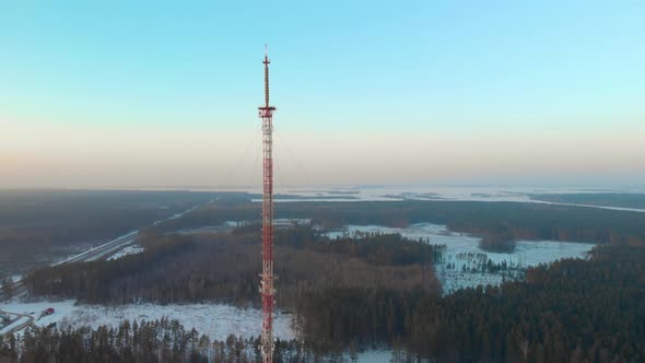 çAerial Communication Tower in the Picturesque Countryside