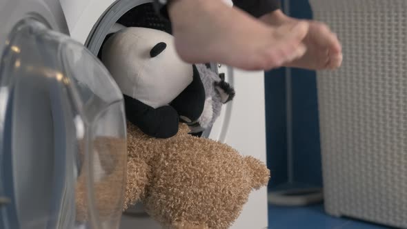 Child use a washing machine alt