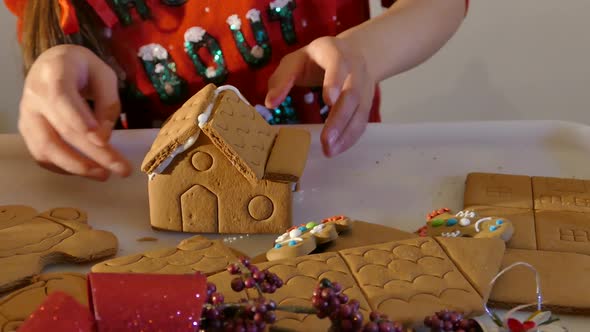 Xmas Art Workshop - Kid with Gingerbread House