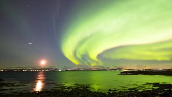 As the moon disappears, Water goes down, And the aurora disappeared on the southern horizon.I was ne