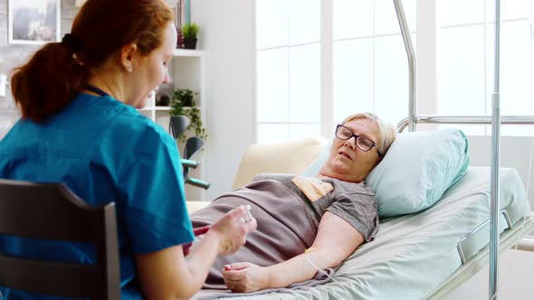 Nurse Showing To an Old Lady What Pills Dossage To Take alt