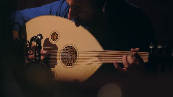 Playing Lute