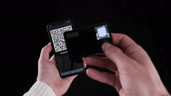 Using Portable Cold Crypto Wallet to Scan QR Code on Smartphone for Transaction