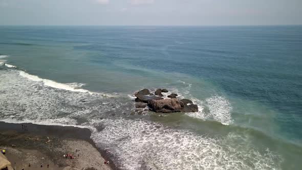 AT EL TUNCO BEACH IN SAN SALVADOR, EL SALVADOR